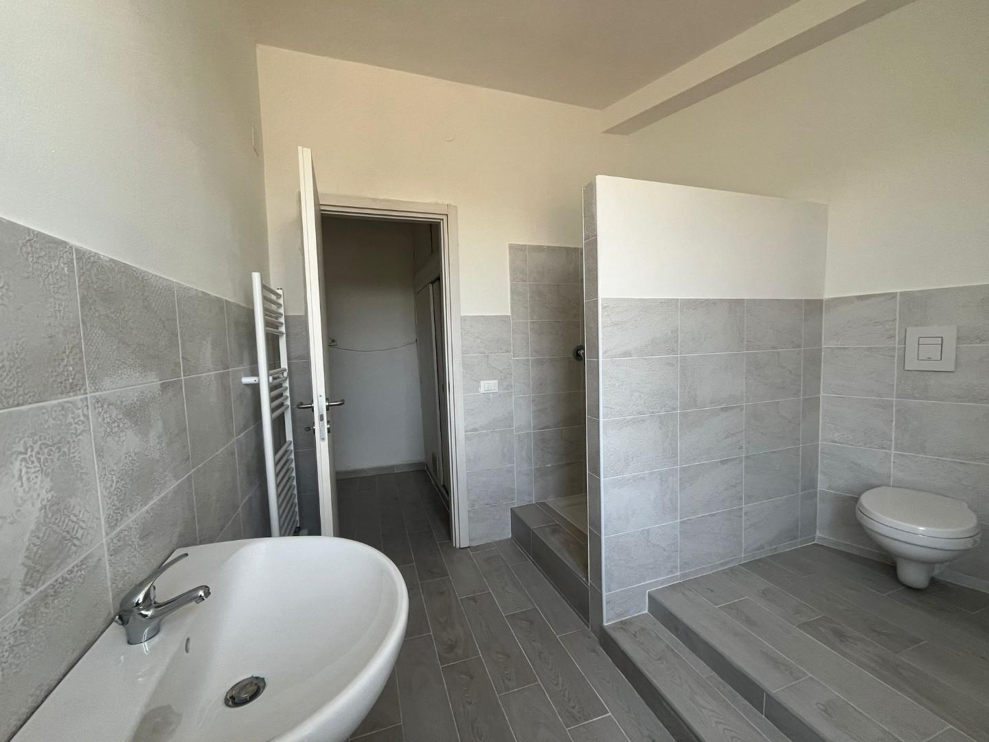 Immagine 11 di Appartamento in vendita  a Livorno