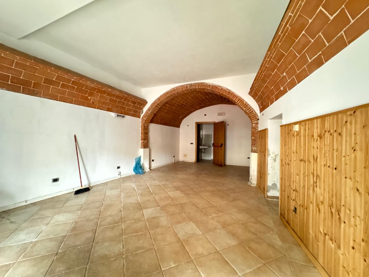 Immagine 1 di Locale commerciale in vendita  a Pisa