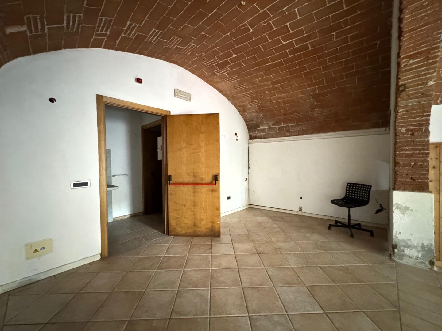 Immagine 3 di Locale commerciale in vendita  a Pisa