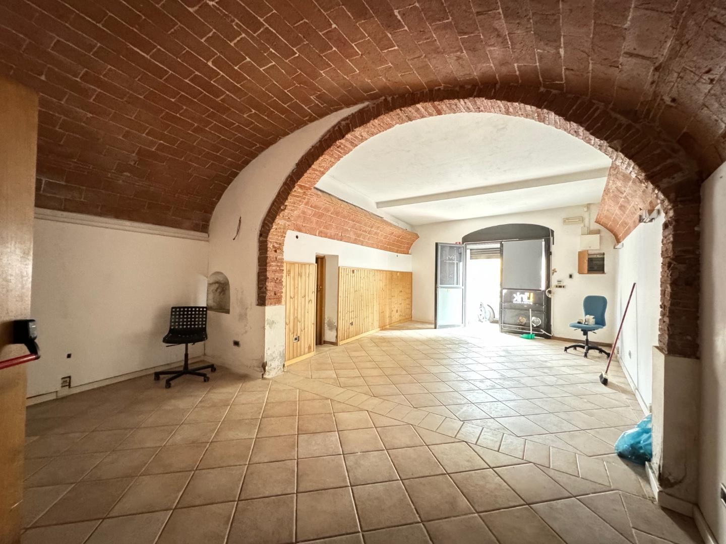 Immagine 4 di Locale commerciale in vendita  a Pisa