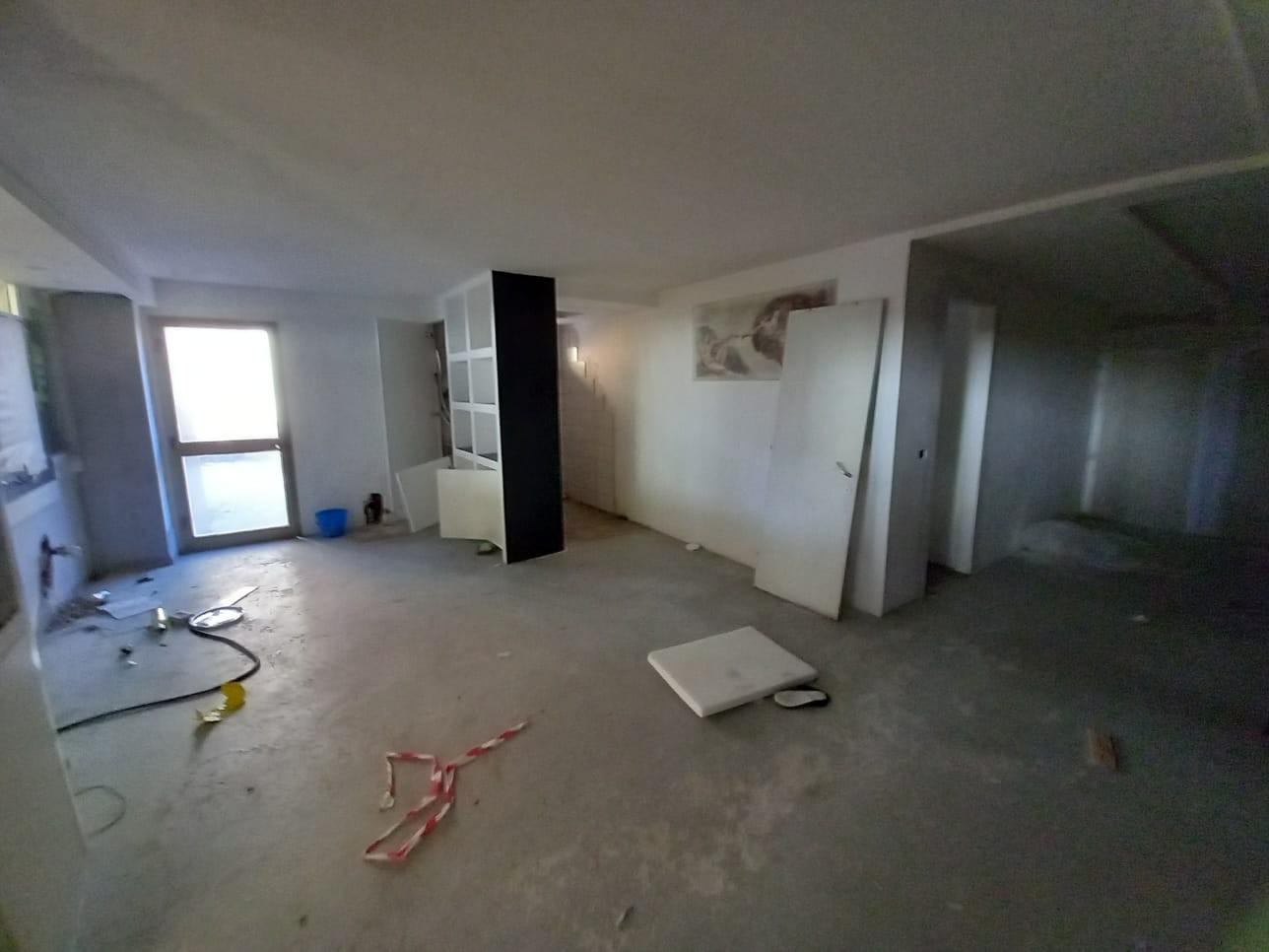 Immagine 3 di Locale commerciale in affitto  a Cascina