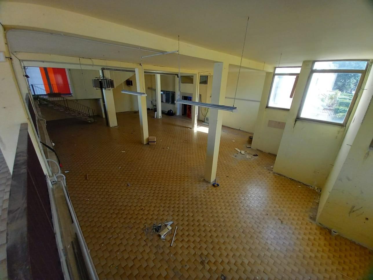 Immagine 5 di Locale commerciale in affitto  a Cascina