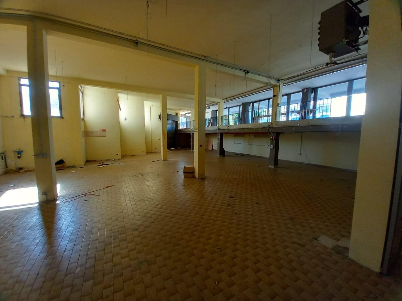 Immagine 8 di Locale commerciale in affitto  a Cascina