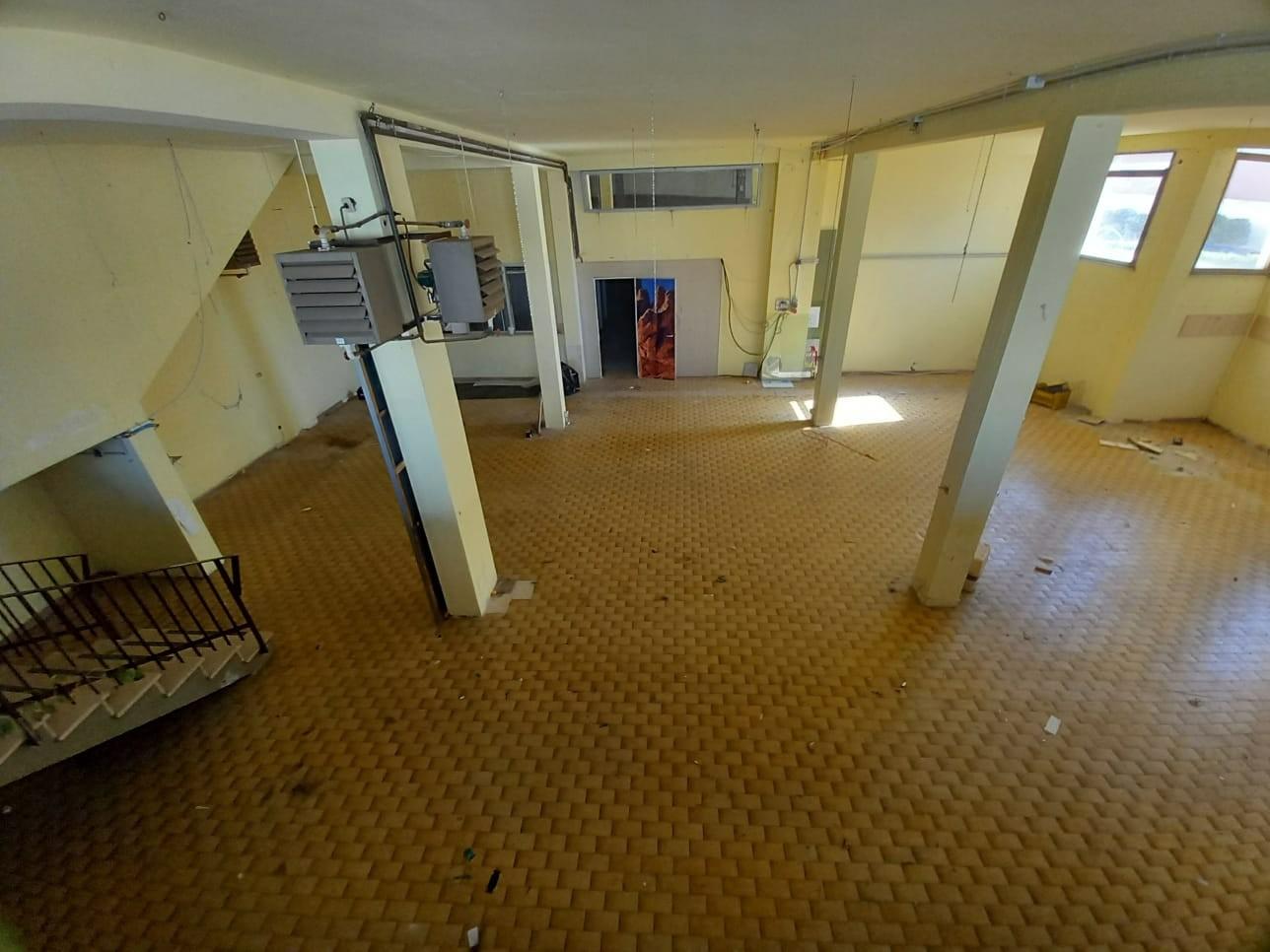 Immagine 10 di Locale commerciale in affitto  a Cascina