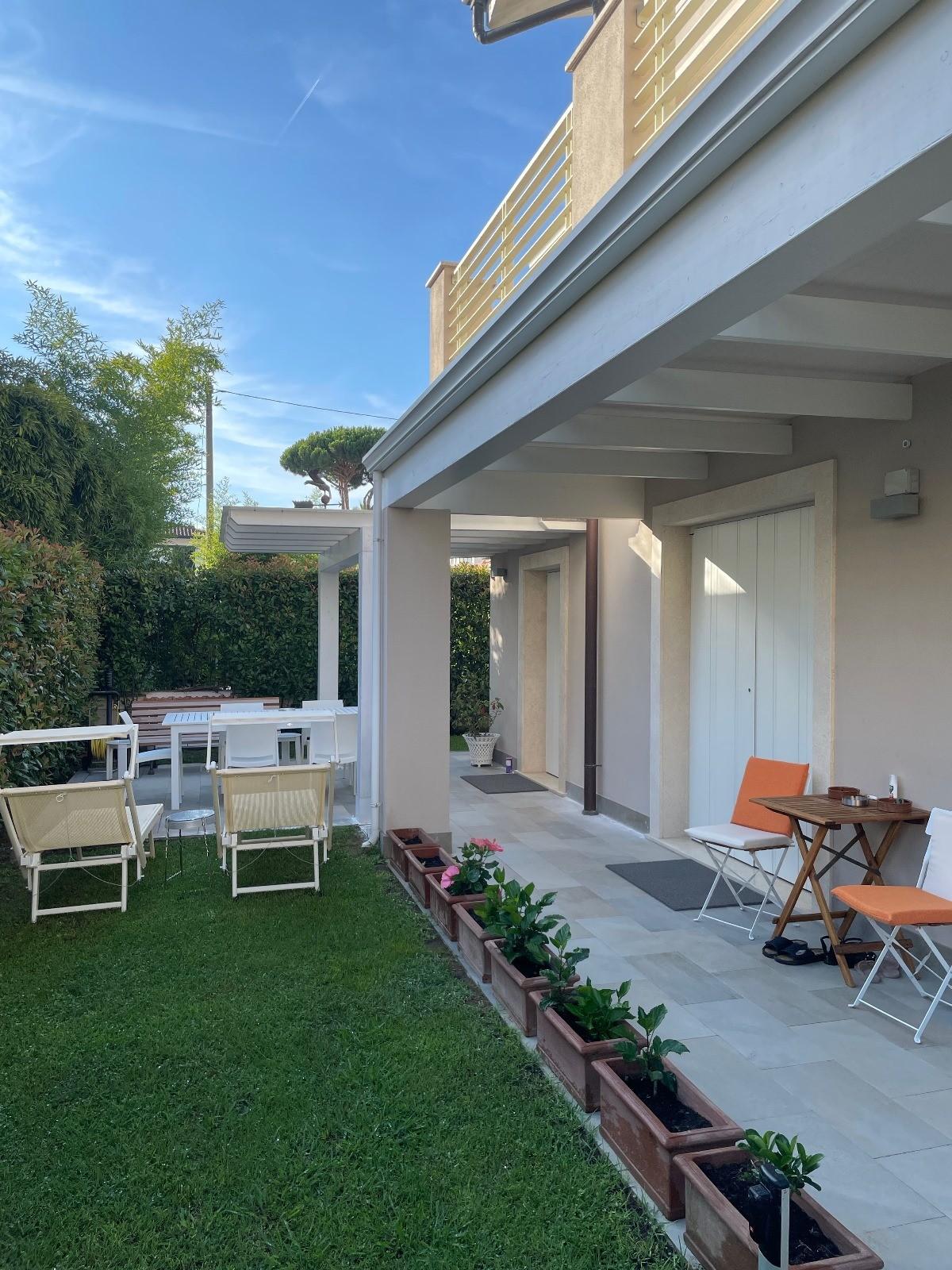 Immagine 1 di Villa in vendita  a Montignoso