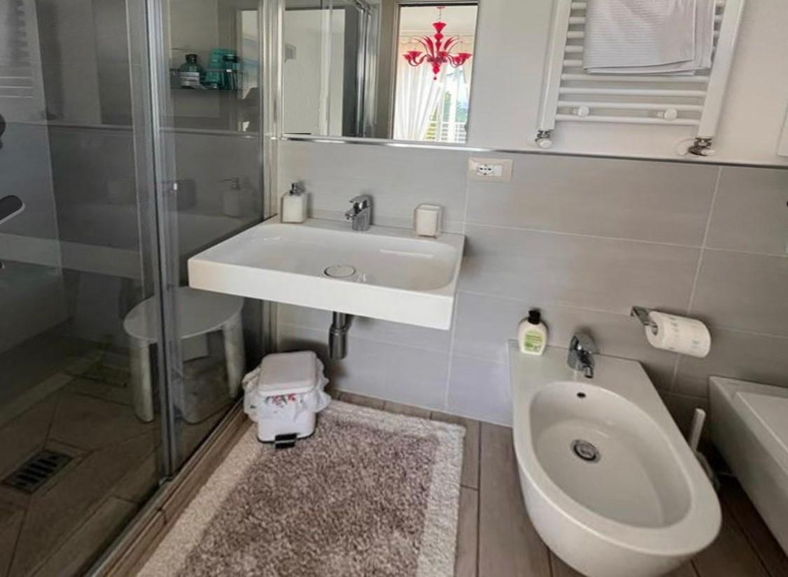 Immagine 16 di Villa in vendita  a Montignoso