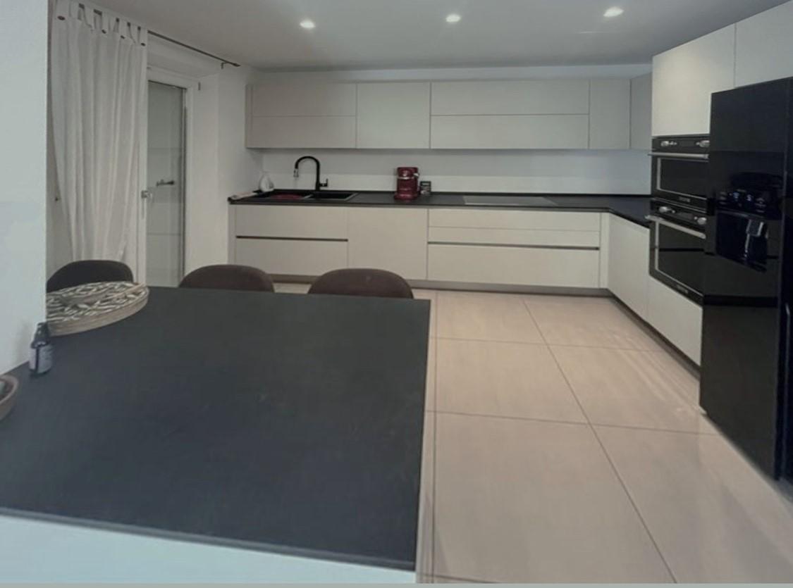 Immagine 9 di Villa in vendita  a Montignoso