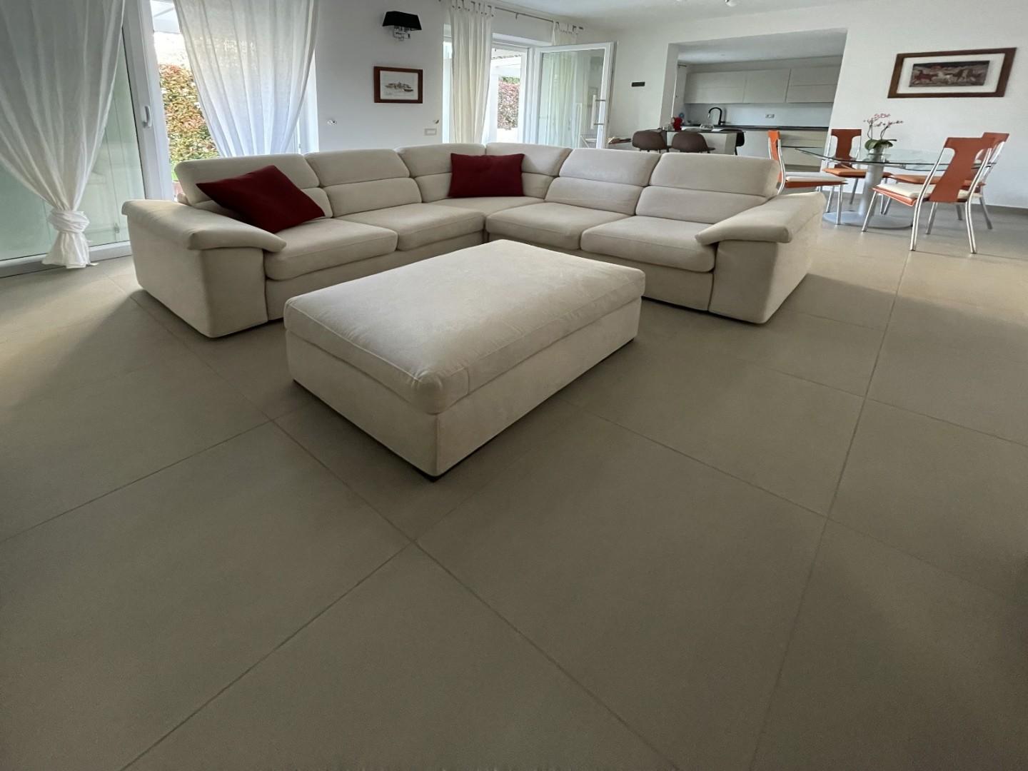 Immagine 3 di Villa in vendita  a Montignoso