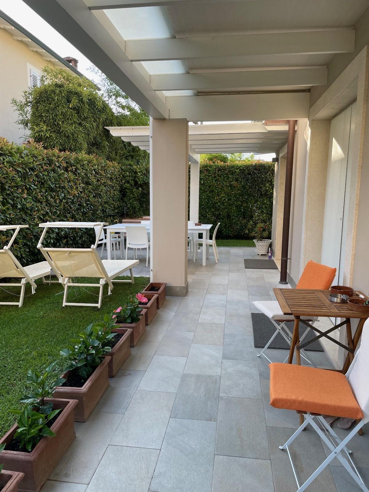 Immagine 2 di Villa in vendita  a Montignoso