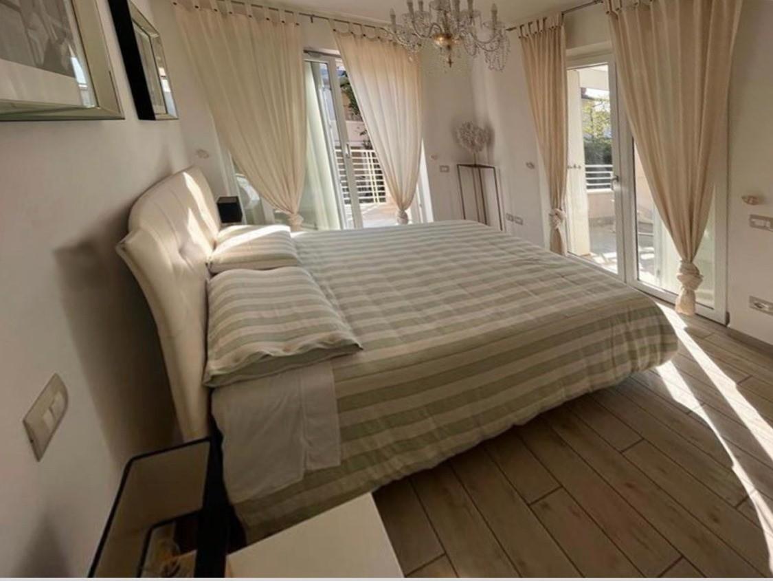 Immagine 11 di Villa in vendita  a Montignoso