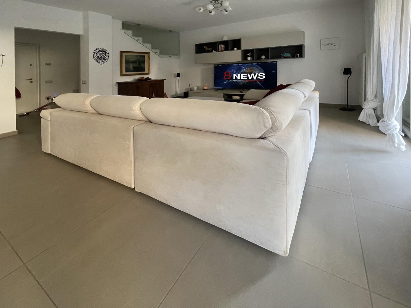 Immagine 5 di Villa in vendita  a Montignoso