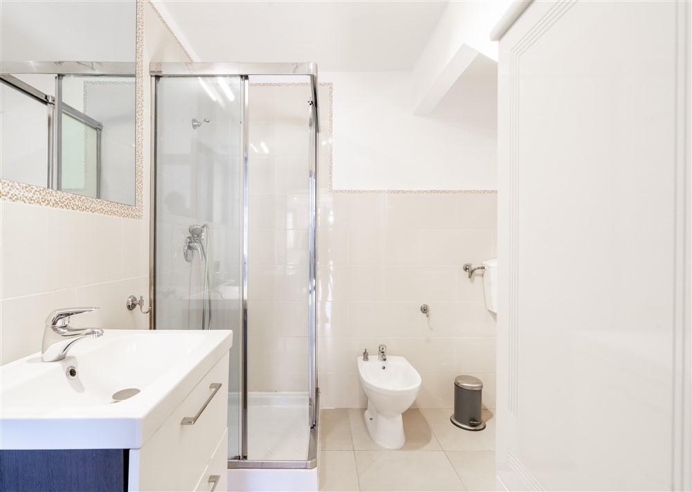 Immagine 10 di Casa bifamiliare in vendita  a Montignoso