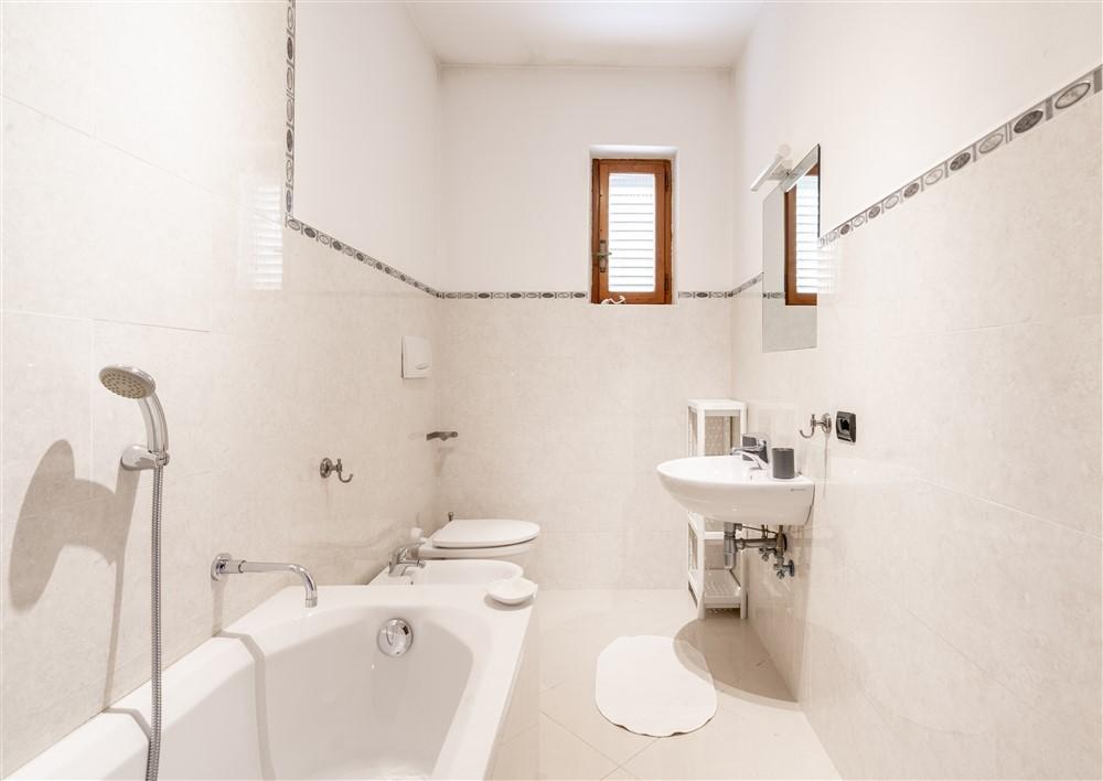 Immagine 12 di Casa bifamiliare in vendita  a Montignoso