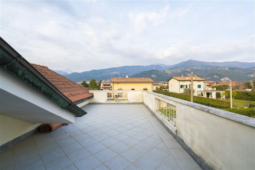 Immagine 17 di Appartamento in vendita  a Montignoso