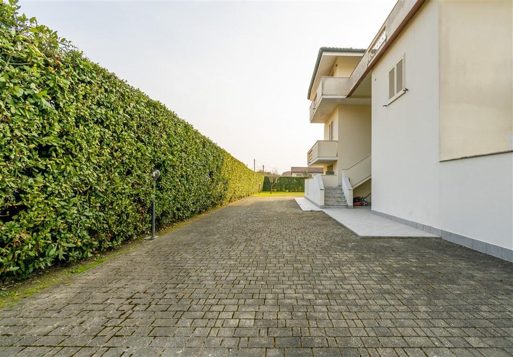 Immagine 2 di Appartamento in vendita  a Montignoso