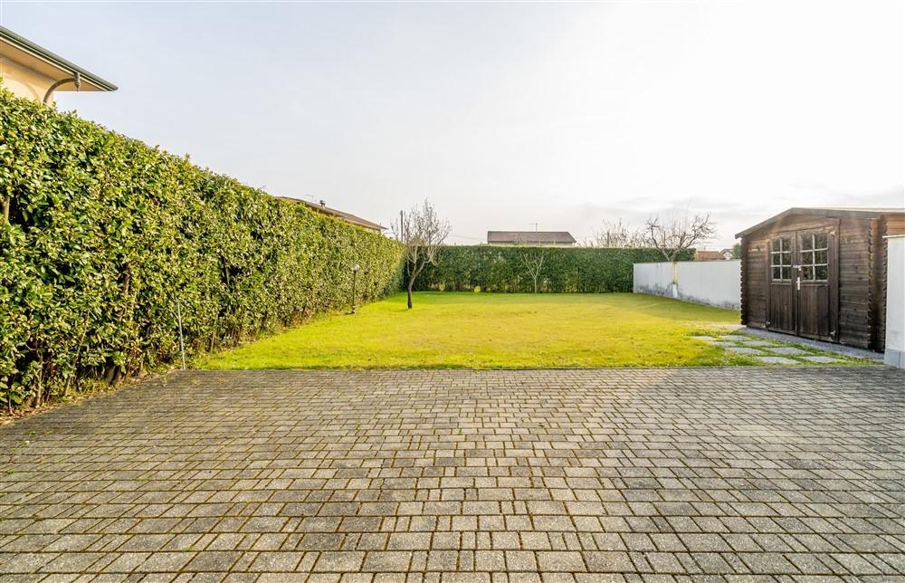 Immagine 3 di Appartamento in vendita  a Montignoso