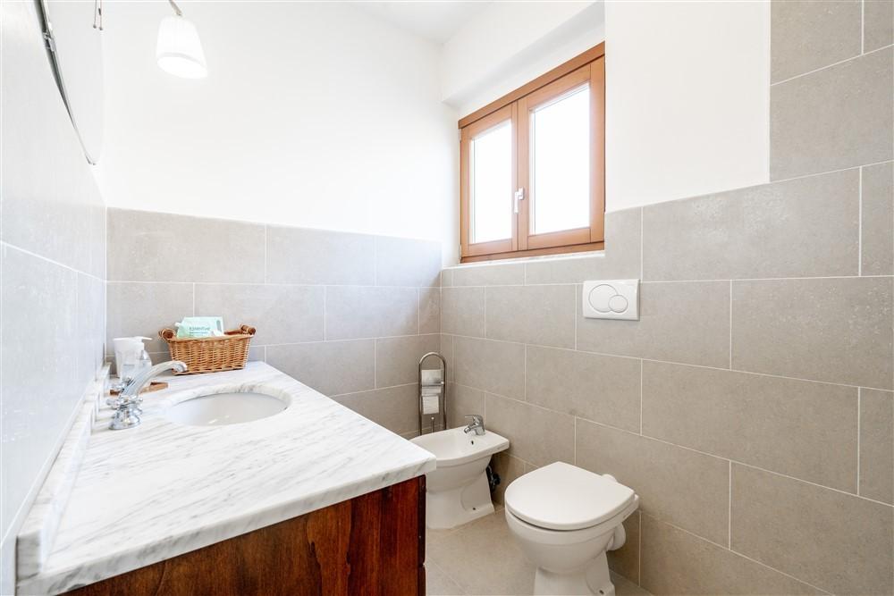 Immagine 9 di Appartamento in vendita  a Montignoso