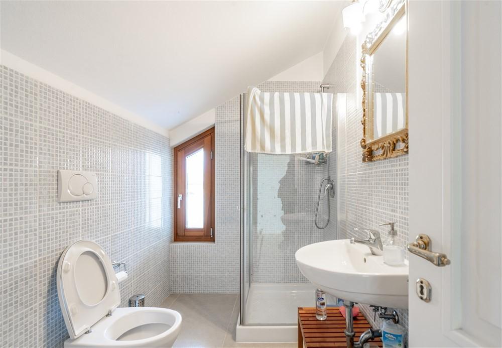 Immagine 13 di Appartamento in vendita  a Montignoso