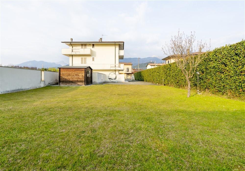 Immagine 4 di Appartamento in vendita  a Montignoso