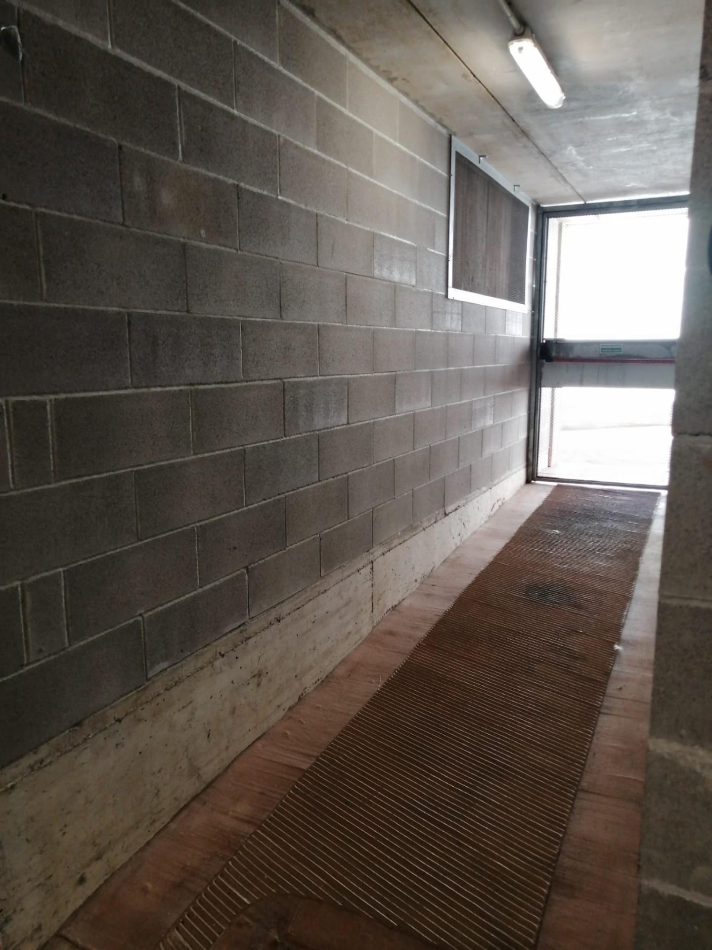 Immagine 9 di Garage in vendita  a Livorno