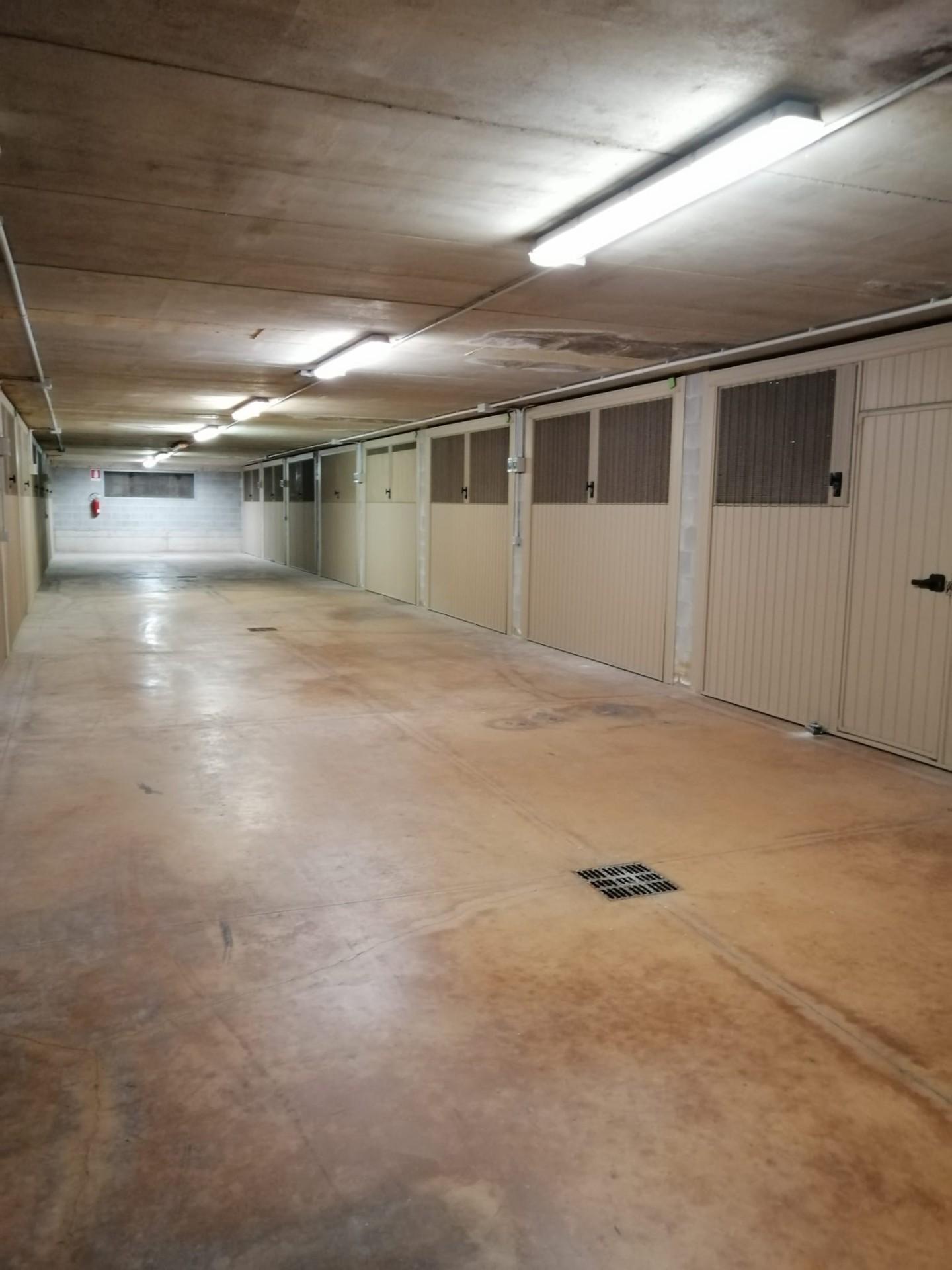 Immagine 8 di Garage in vendita  a Livorno