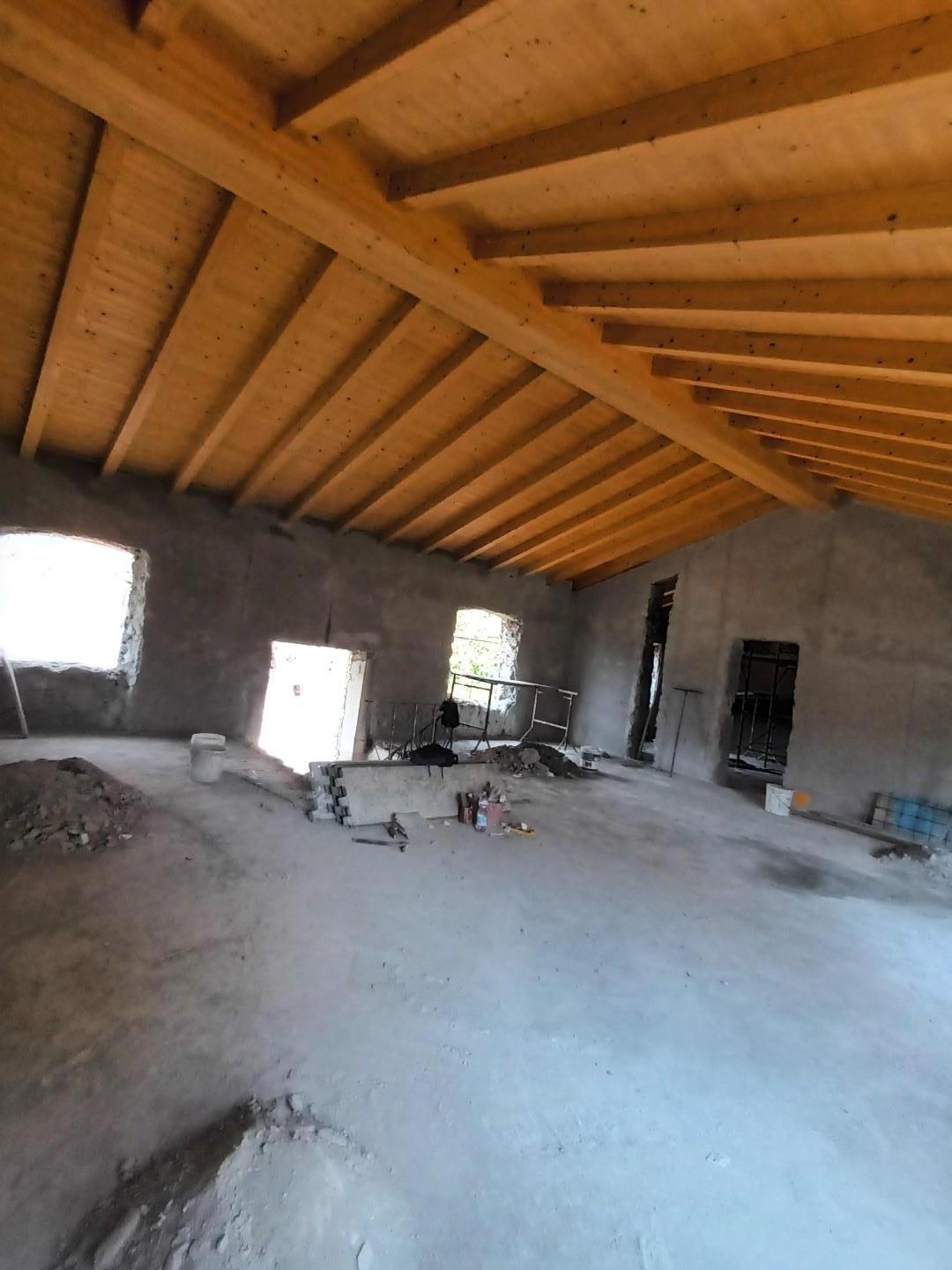 Immagine 4 di Appartamento in vendita  a Lucca