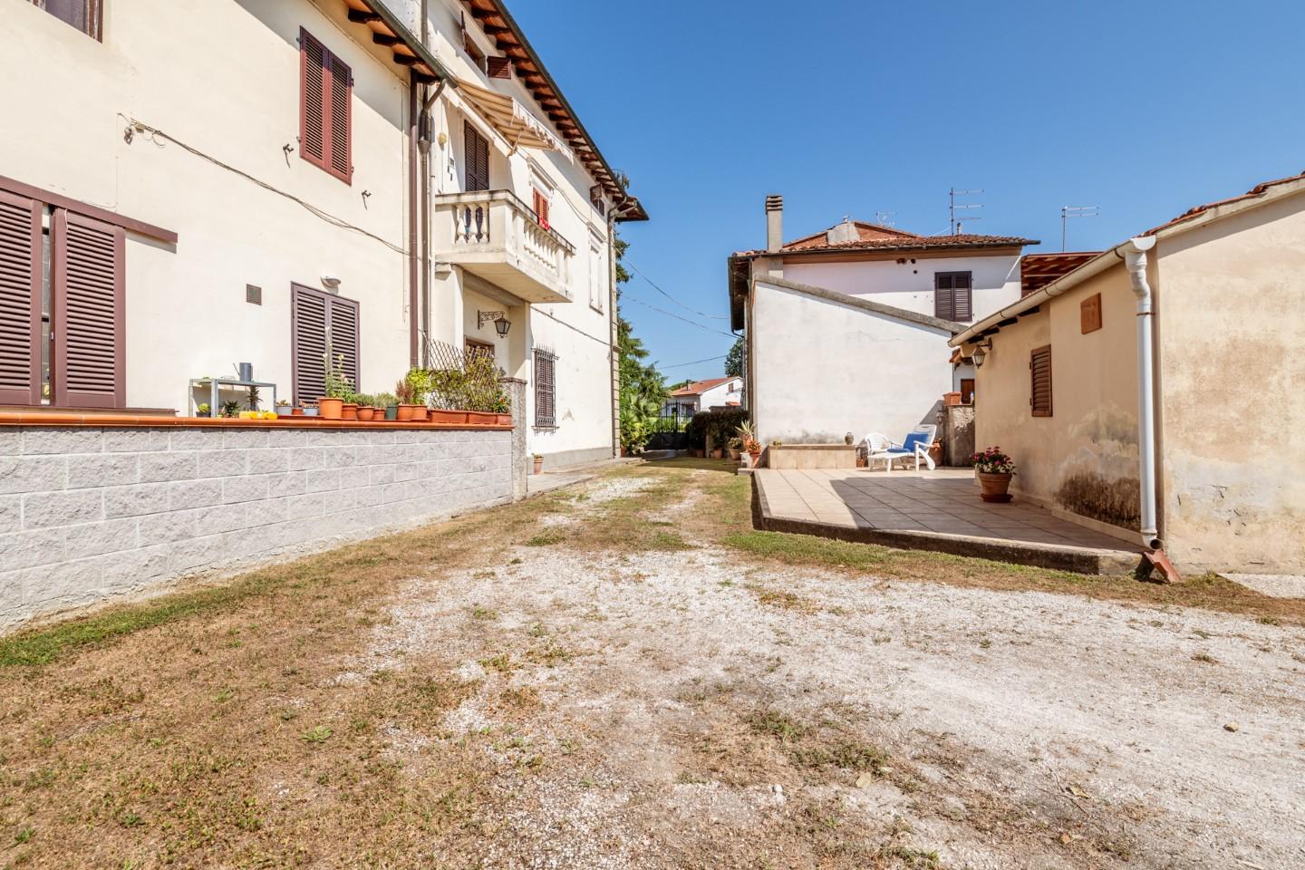 Immagine 46 di Appartamento in vendita  a Pisa