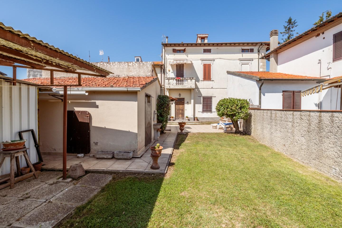 Immagine 52 di Appartamento in vendita  a Pisa