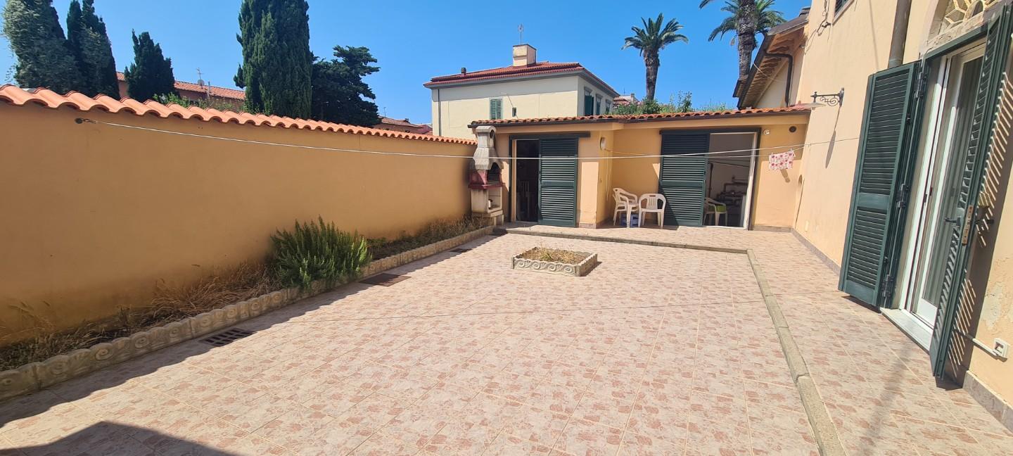Immagine 14 di Villetta a schiera in vendita  a Livorno