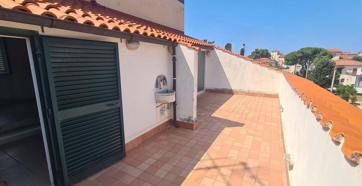 Immagine 35 di Villetta a schiera in vendita  a Livorno