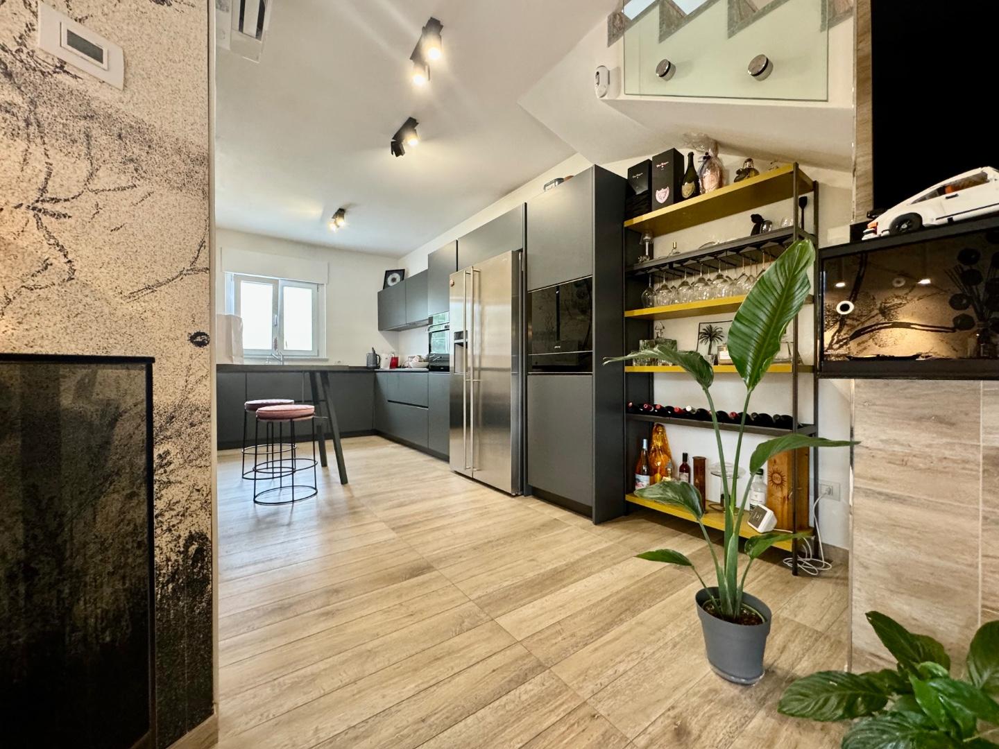 Immagine 2 di Casa bifamiliare in vendita  a Montignoso