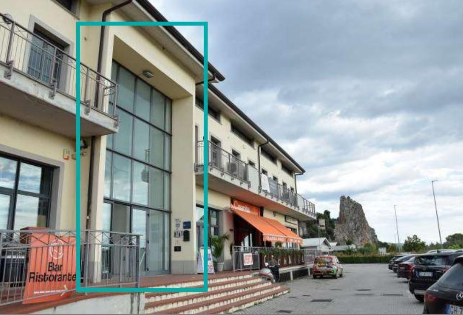 Immagine 1 di Ufficio in vendita  a Montignoso