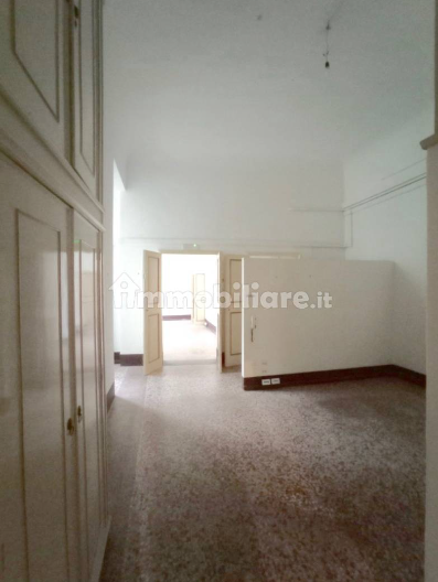 Immagine 6 di Ufficio in affitto  a Lucca