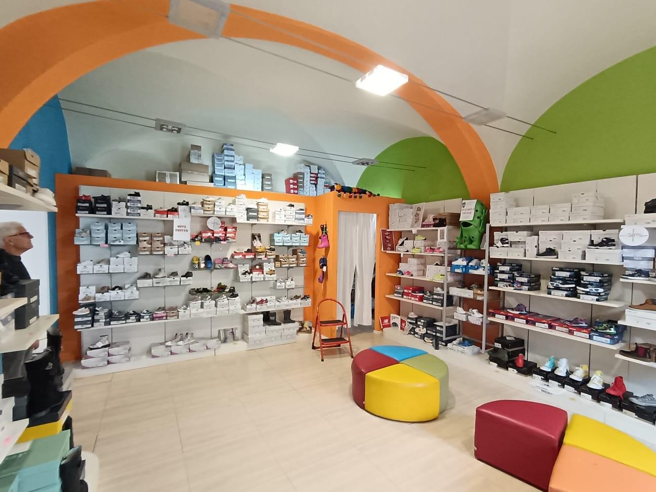 Immagine 5 di Locale commerciale in vendita  a San Giuliano Terme