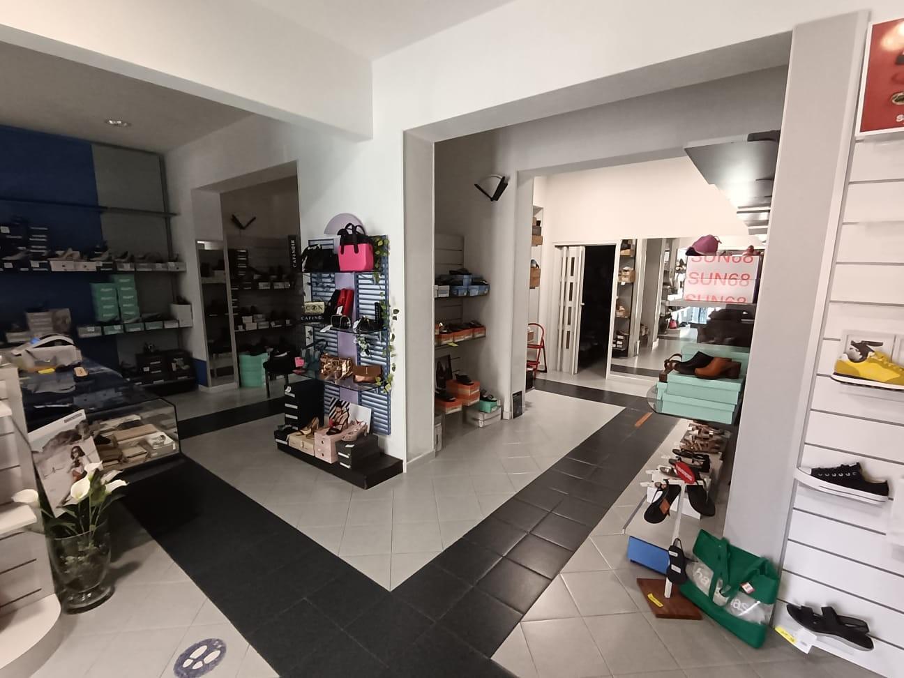 Immagine 2 di Locale commerciale in vendita  a San Giuliano Terme