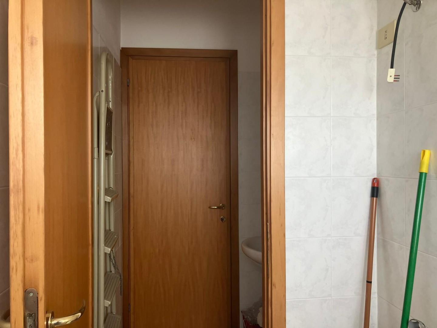 Immagine 8 di Ufficio in vendita  a Sarzana