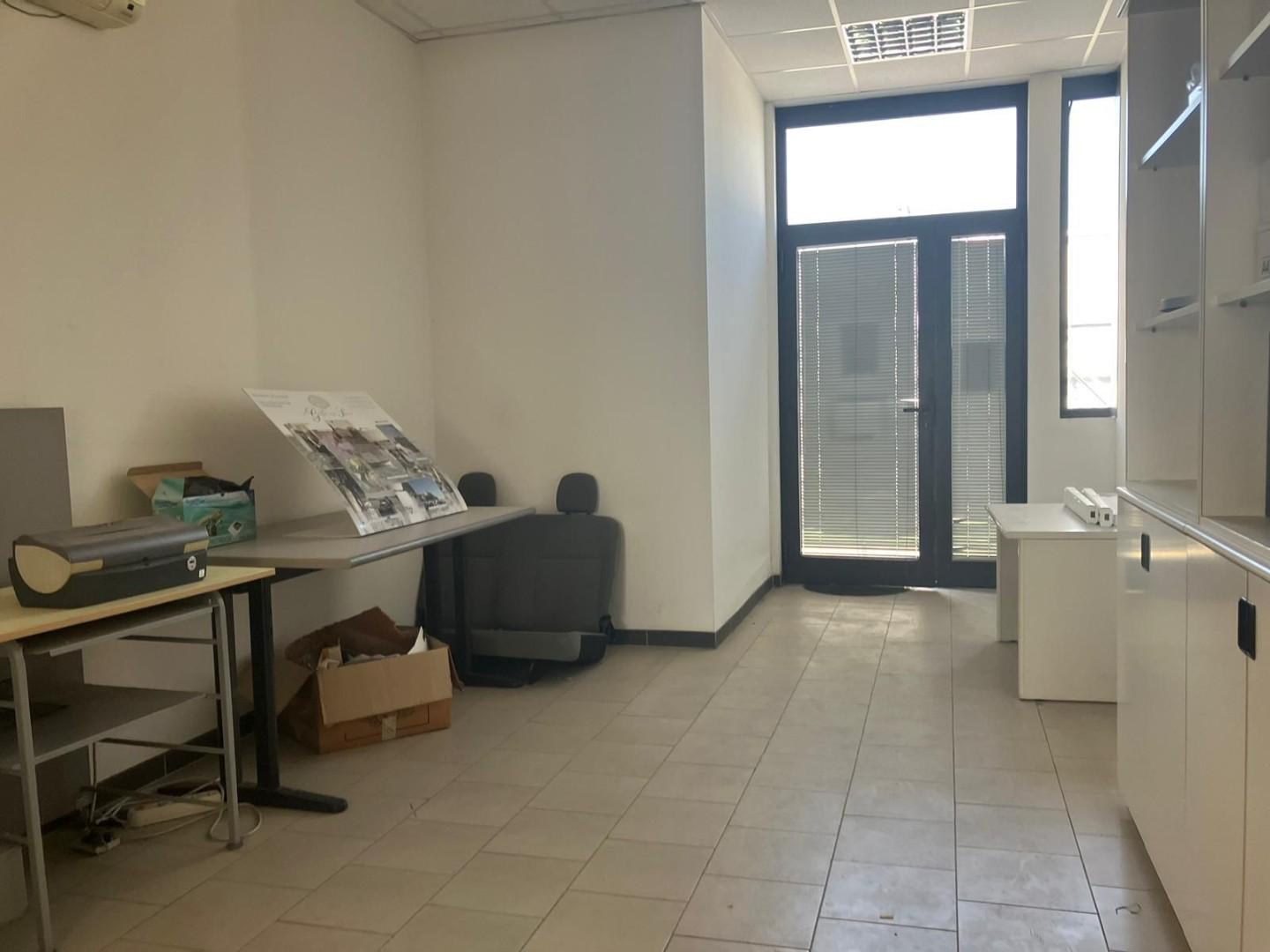 Immagine 10 di Ufficio in vendita  a Sarzana
