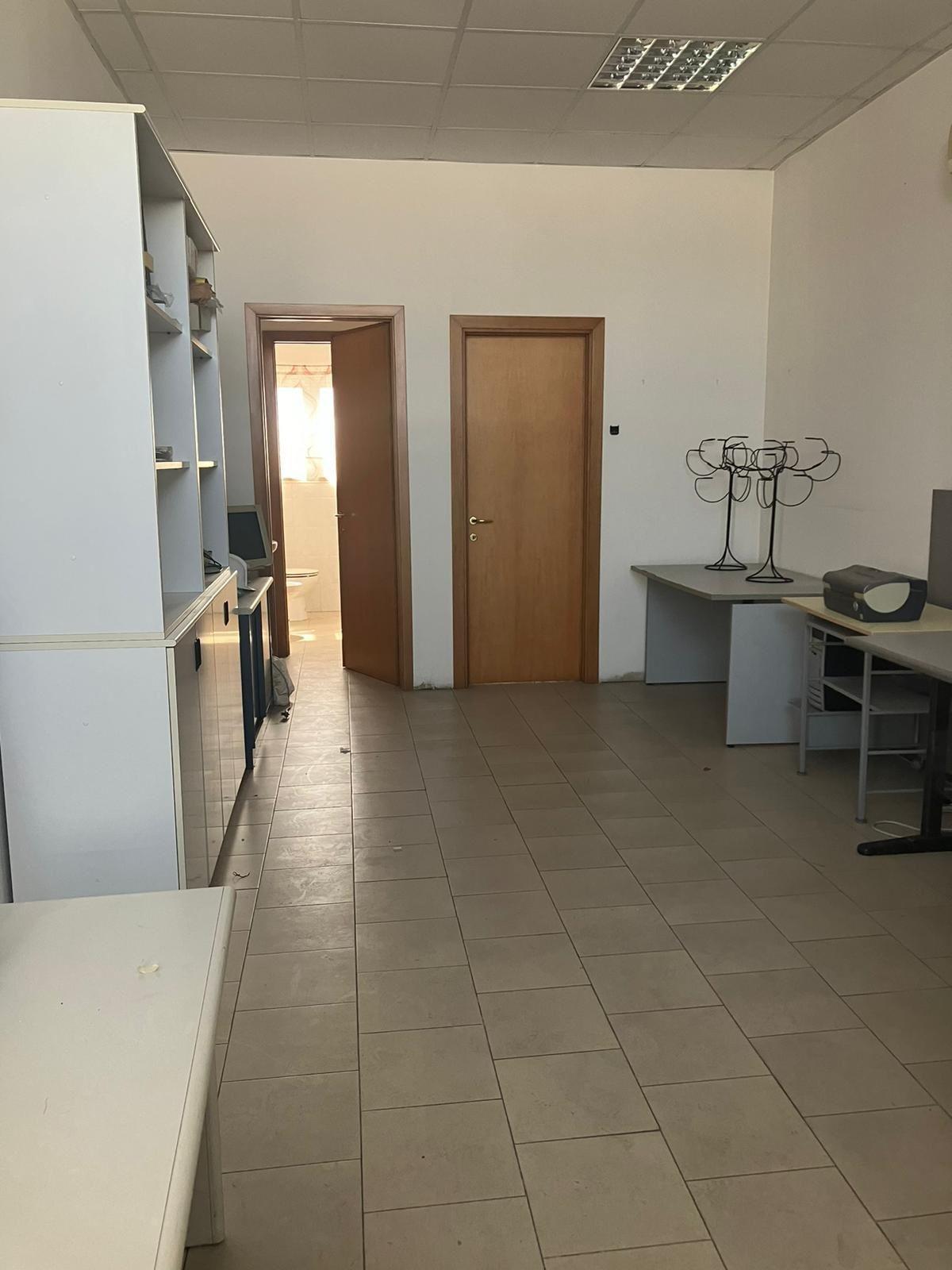 Immagine 17 di Ufficio in vendita  a Sarzana