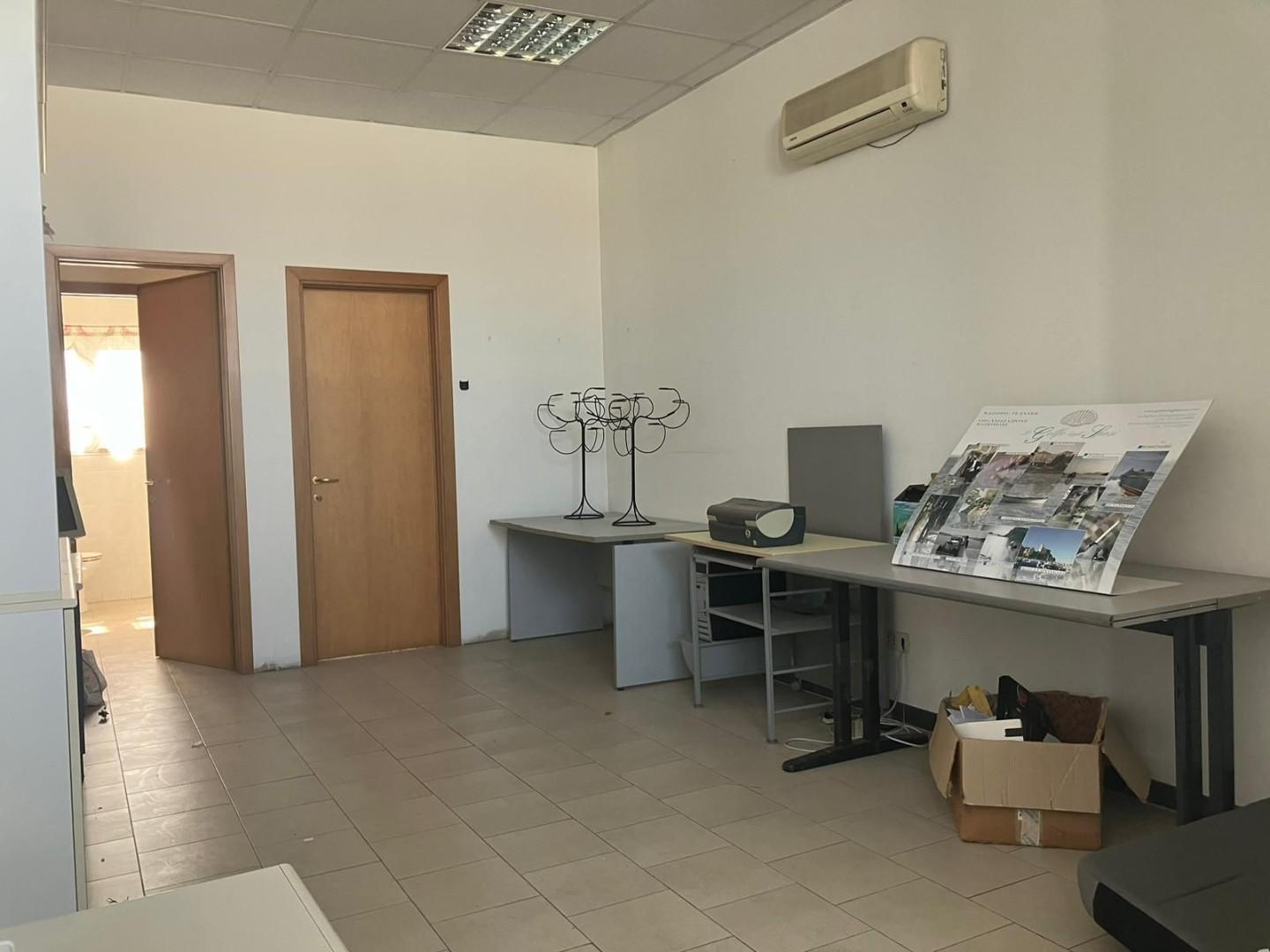 Immagine 12 di Ufficio in vendita  a Sarzana