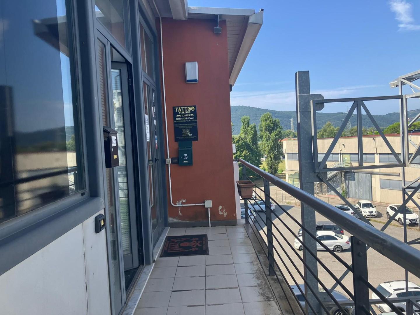 Immagine 15 di Ufficio in vendita  a Sarzana