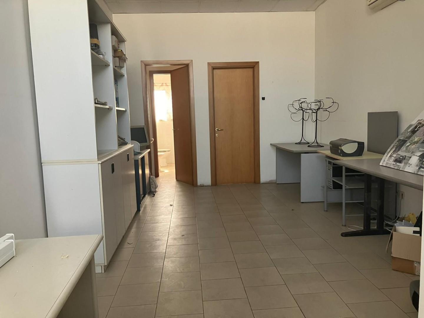 Immagine 11 di Ufficio in vendita  a Sarzana