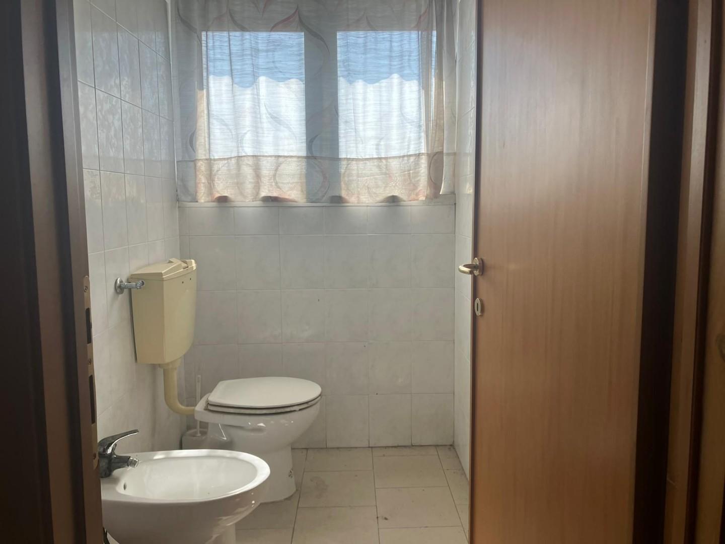 Immagine 5 di Ufficio in vendita  a Sarzana