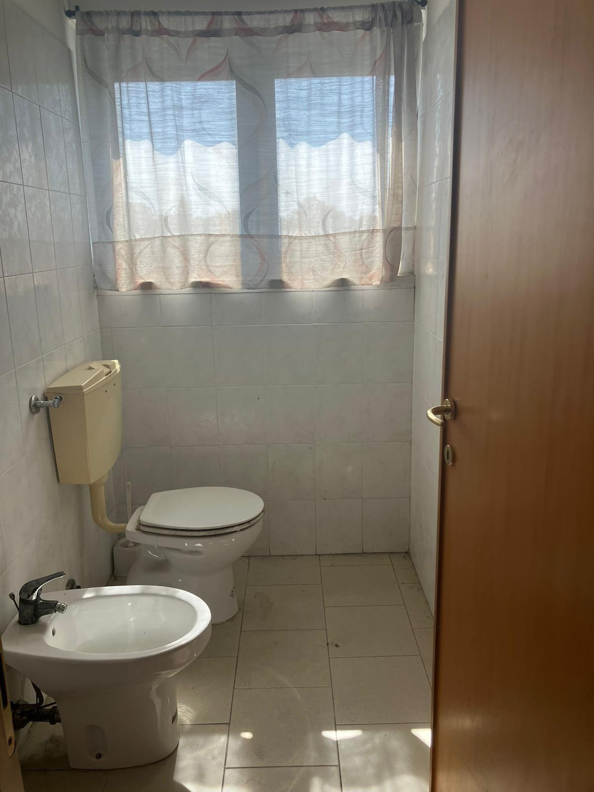 Immagine 7 di Ufficio in vendita  a Sarzana