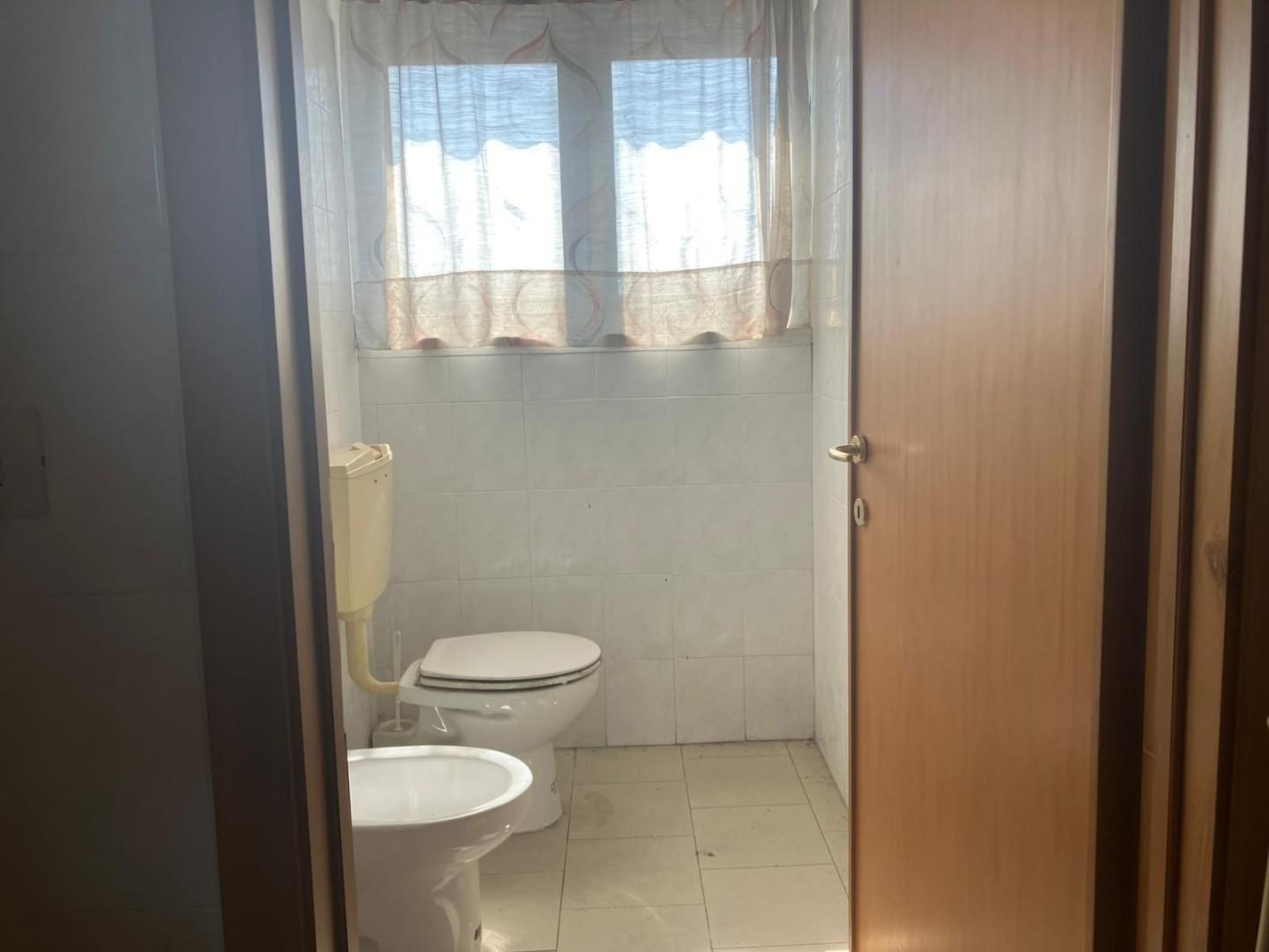 Immagine 4 di Ufficio in vendita  a Sarzana