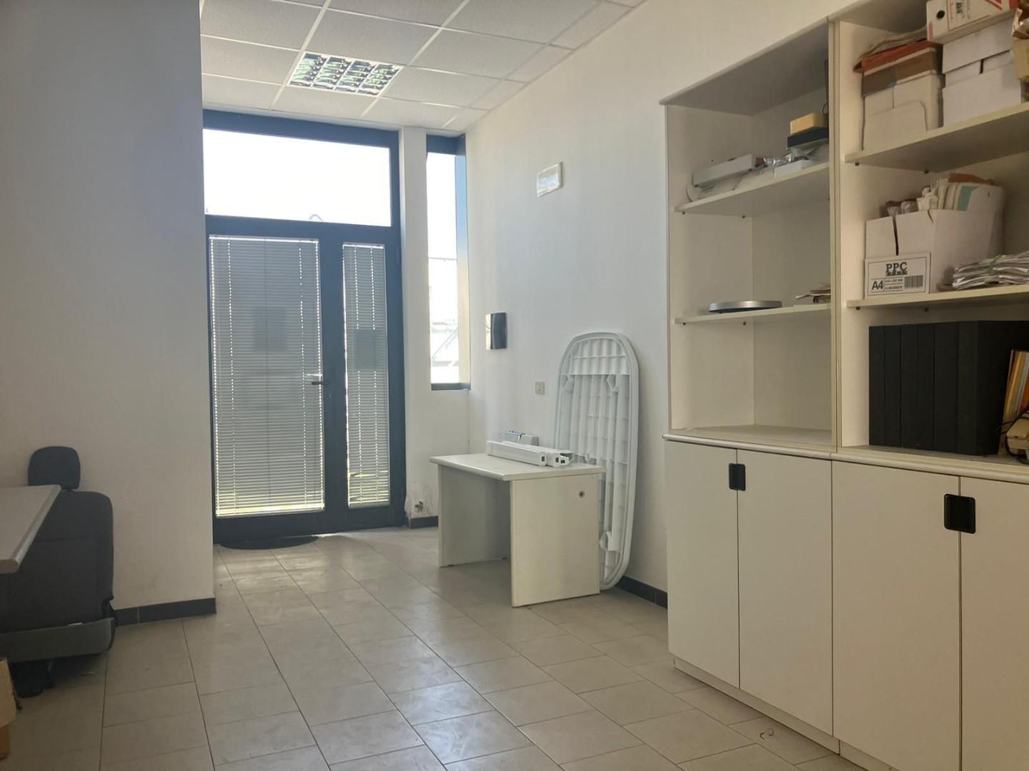 Immagine 9 di Ufficio in vendita  a Sarzana