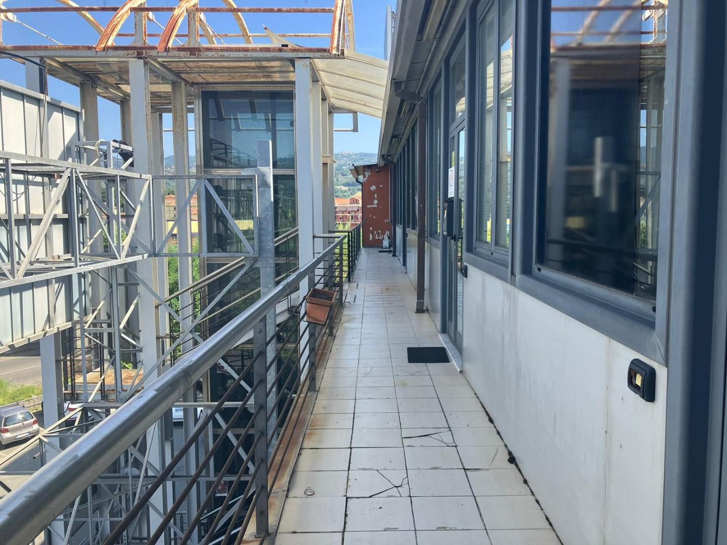 Immagine 16 di Ufficio in vendita  a Sarzana