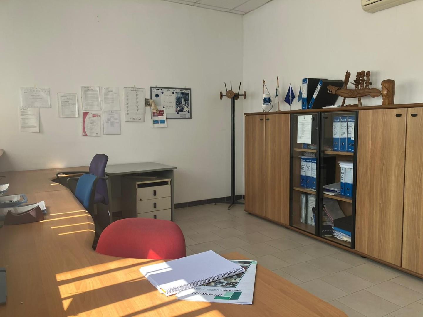 Immagine 2 di Ufficio in vendita  a Sarzana