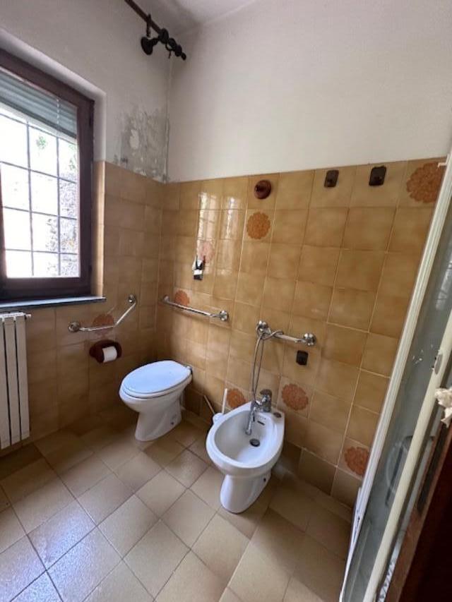 Immagine 10 di Casa indipendente in vendita  a Massa