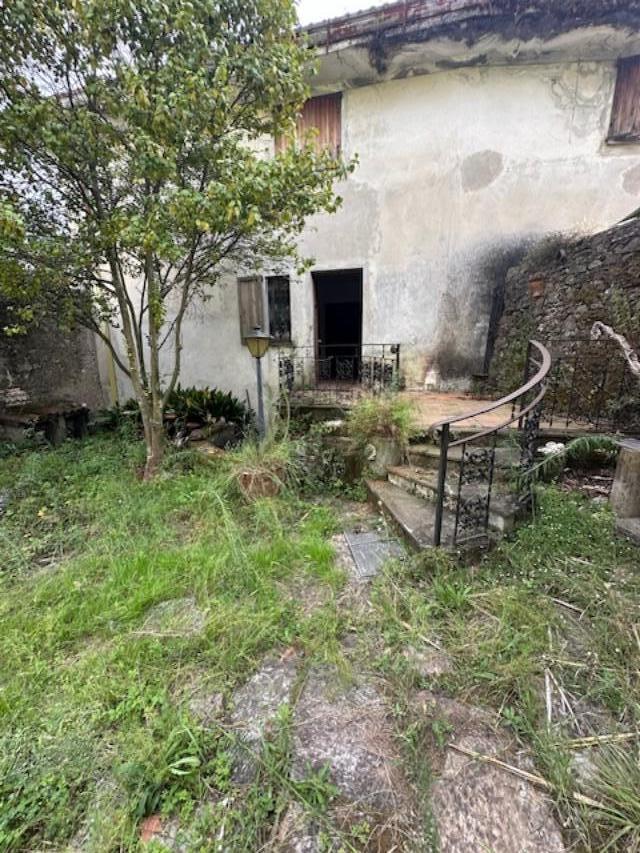 Immagine 37 di Casa indipendente in vendita  a Massa