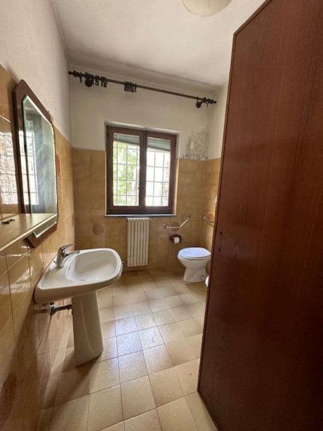 Immagine 9 di Casa indipendente in vendita  a Massa